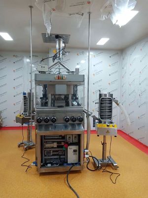 Prensa rotativa de tabletas de alta velocidad con capacidad de 355200 PCS/H, prepresión de 20kN y 37 estaciones para la producción farmacéutica proveedor